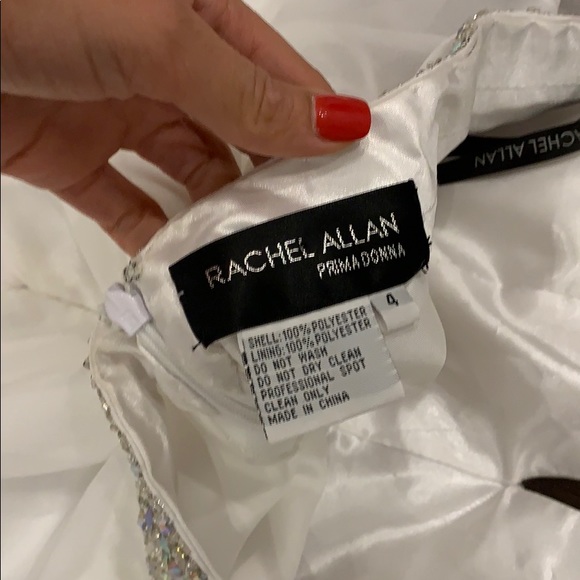 White gown with jewels - Picture 4 of 8